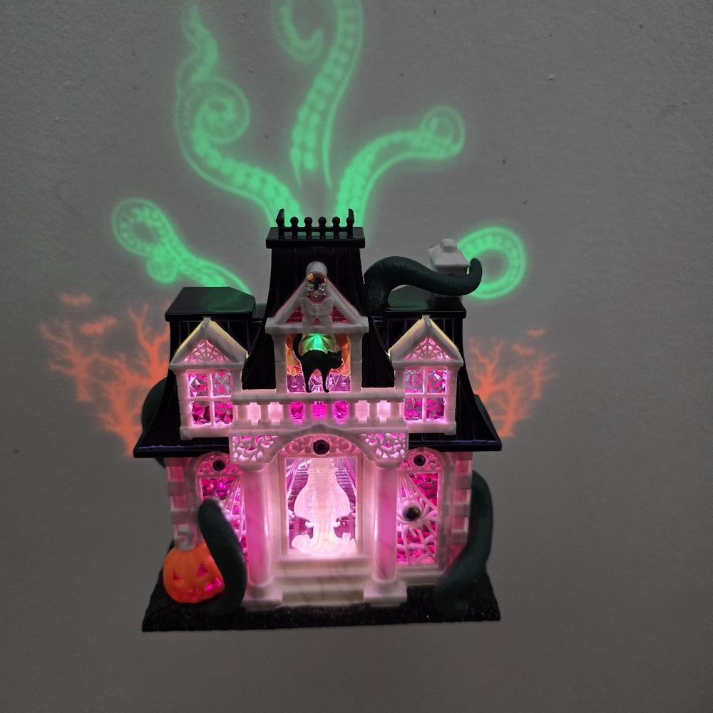 White barn bath & body works chateau halloween projector light wallflower Nwt - Picture 3 of 3